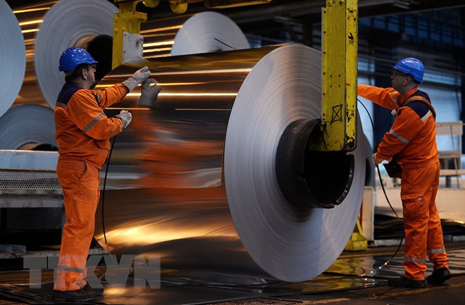 Công nhân sản xuất nhôm cuộn tại nhà máy ở Biesheim, miền đông Pháp. (Nguồn: AFP/TTXVN)