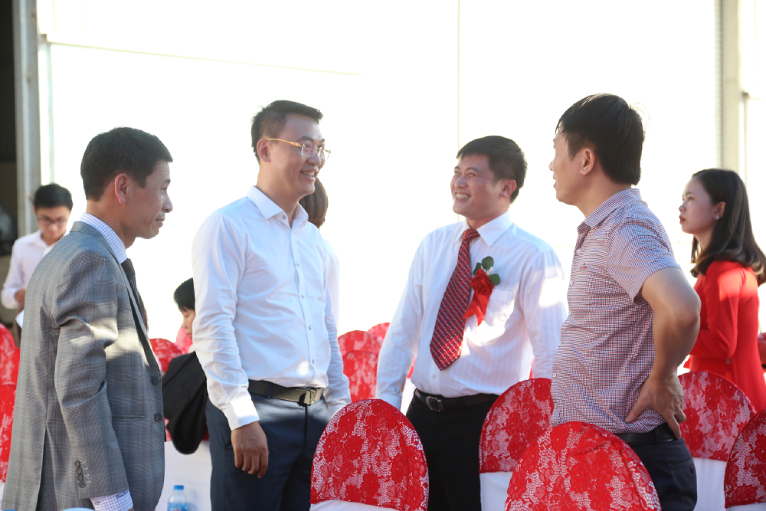 LỄ ĐỘNG THỔ DỰ ÁN MỞ RỘNG NHÀ MÁY THÉP PHƯƠNG ANH 10 Trần Hữu Chung (Chủ tich HĐQT kiêm TGĐ) xuất hiện rất sớm tại Lễ động thổ